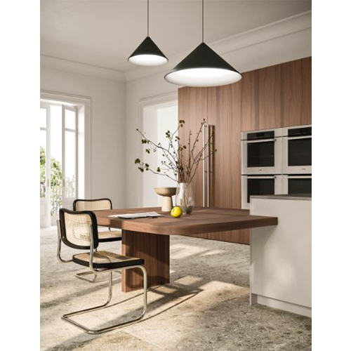 Комбинации стола и столика для закусок REGOLO и PLANA.